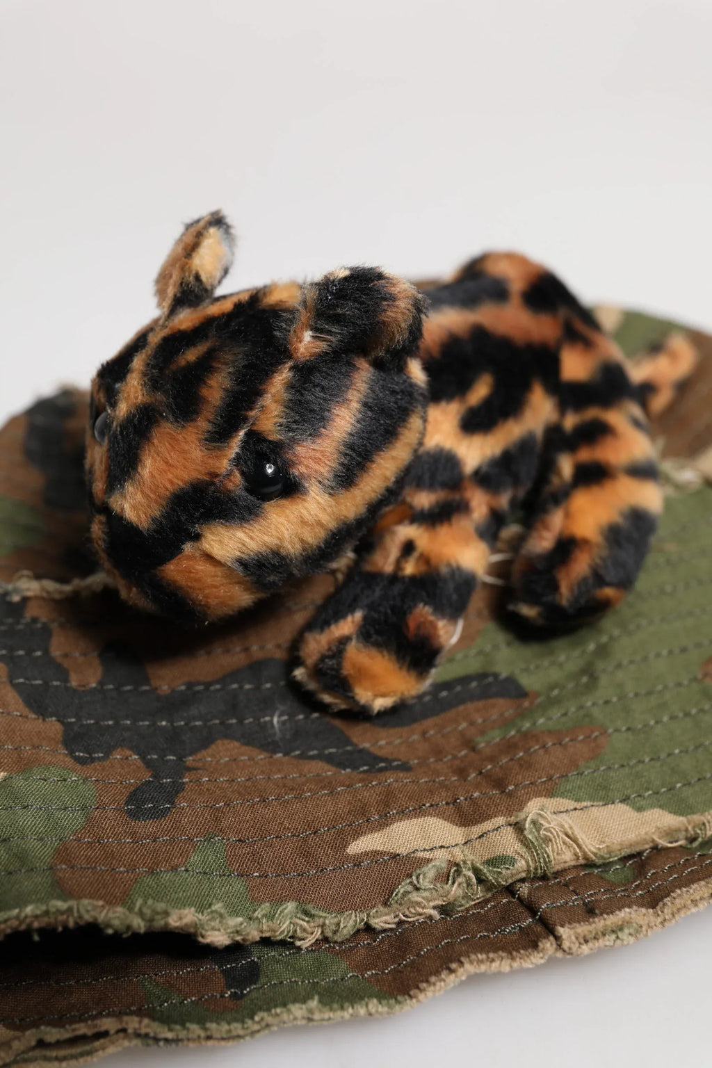 Dolce & Gabbana Multicolor Leopard Embellish Wide Brim Bucket Hat - Zeiniez