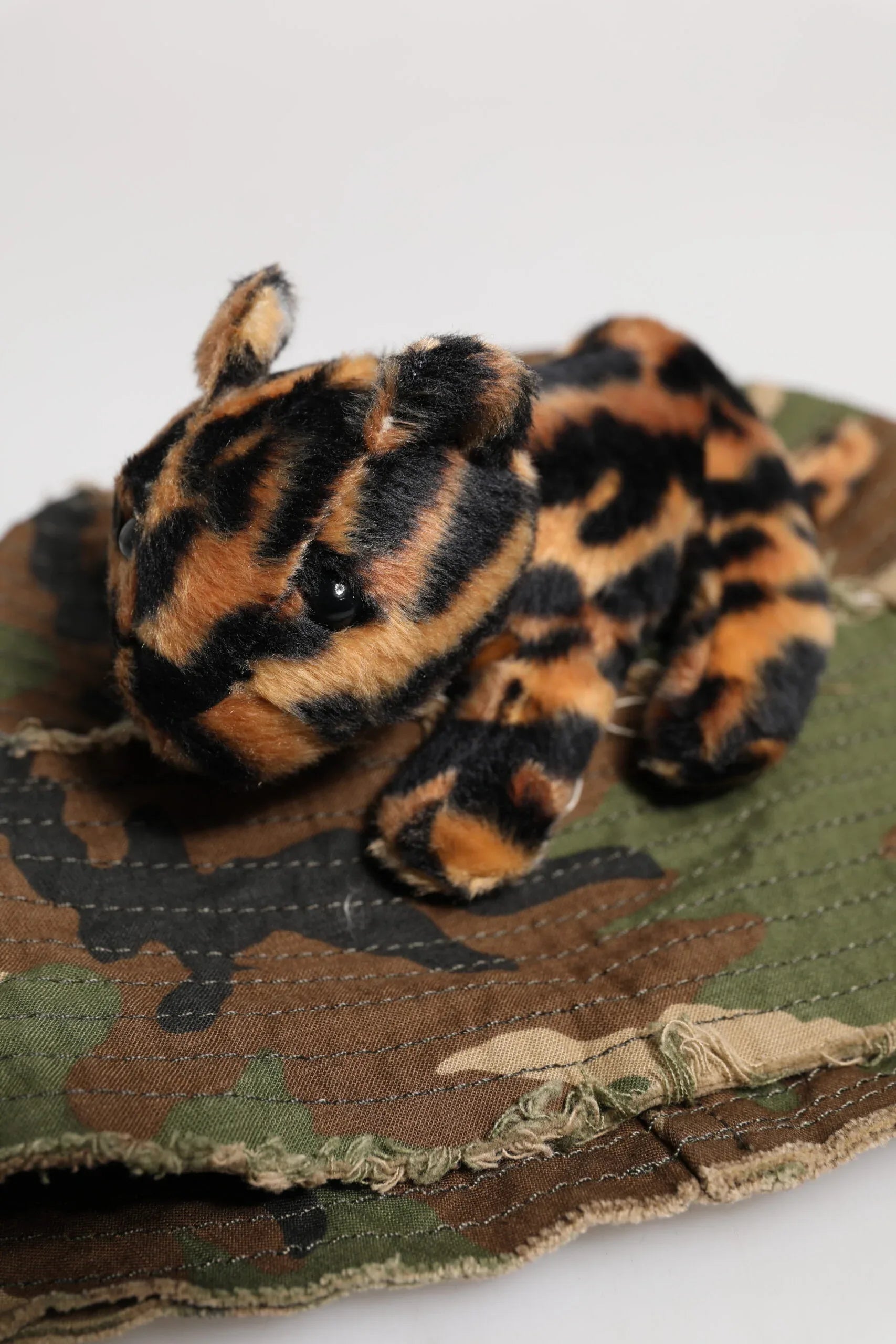 Dolce & Gabbana Multicolor Leopard Embellish Wide Brim Bucket Hat - Zeiniez