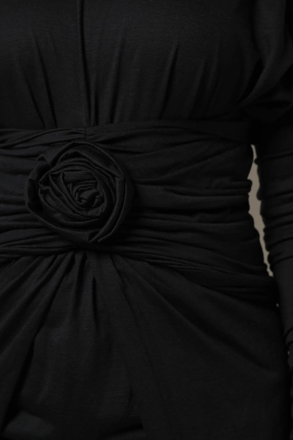 Dolce & Gabbana Black Wool Long Sleeves Sheath Midi Dress - Zeiniez